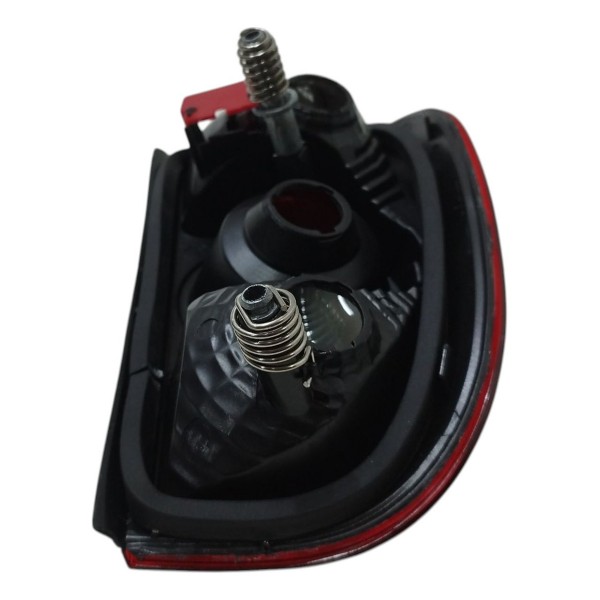 Lanterna Direita Volkswagen Saveiro G4 2003 A 2006 Detalhe Direito/passageiro Vermelho