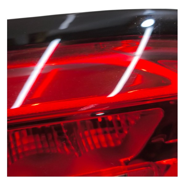 Lanterna Tampa Porta Mala Esquerda Fiat Cronos 2018 A 2022 Esquerdo/motorista Vermelho