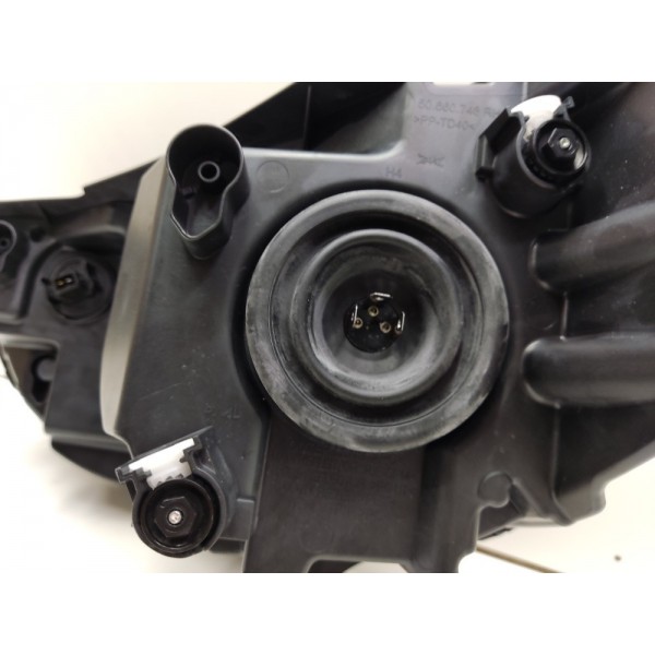 Farol Direito Fiat Strada Freedom Sem Led 2020 2021 2022