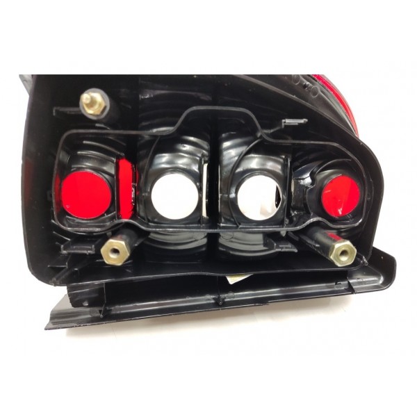 Lanterna Traseira Direita Fiat Strada 2004 2005 2006 A 2009 Direito Vermelho